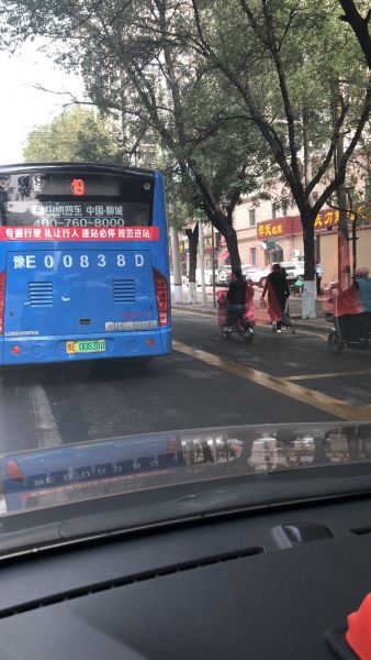 安阳公交车的这个行为引起讨论.